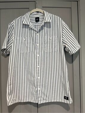 Vans Men’s Short Sleeve Button-Up Shirt size M